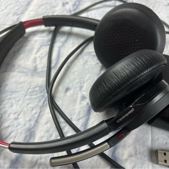 Plantronics by Poly Voyager Focus UC Wireless Headset w/Charge Stand - Picture 2 of 11